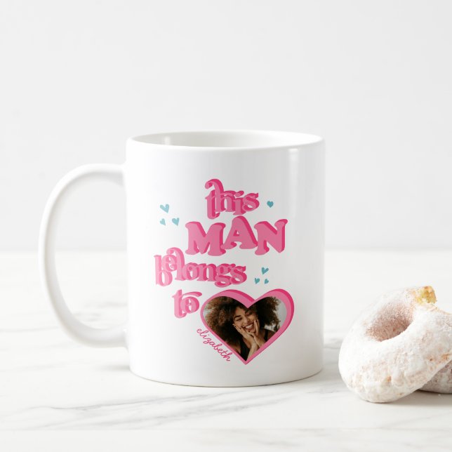 Taza De Café Es gracioso que este hombre pertenezca a la camise (Con donut)