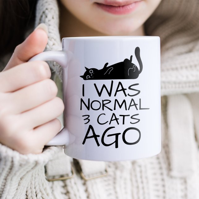 Taza De Café Es Gracioso Que Fuera Normal Hace 3 Gatos (Subido por el creador)