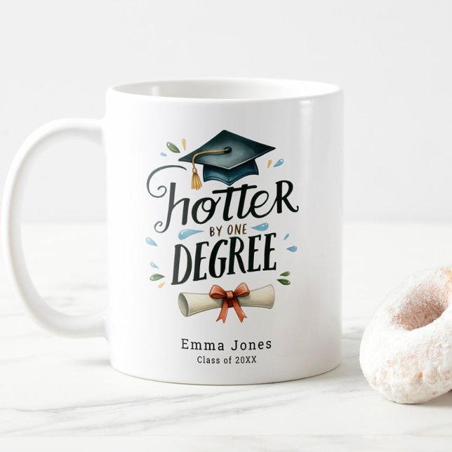 Taza De Café Es gracioso que no comprenda nada de graduación pe (Funny Hotter by One Degree Graduation Coffee Mug, Class of 2025, Personalized with Name, Trendy)