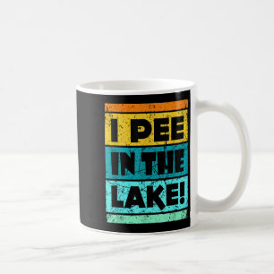 Taza De Café Es Gracioso Que Pee En El Lago Retro Beber Camping