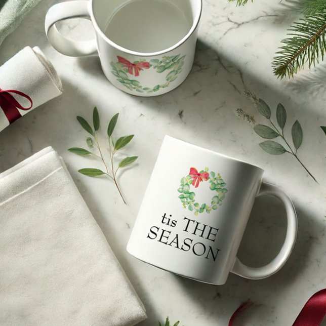 Taza De Café es la estación de Navidades Mug (Christmas mugs feature the words tis The Season with watercolor wreath art by Victoria Grigaliunas)