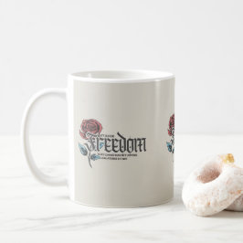 Taza De Café Es por la libertad que Cristo nos ha puesto en lib