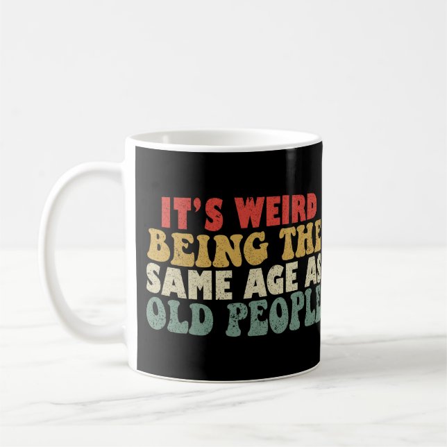 Taza De Café Es raro ser de la misma edad que los ancianos (Izquierda)