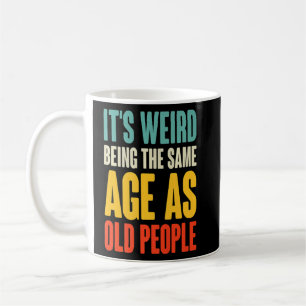 Taza De Café Es raro ser de la misma edad que retro la gente ma