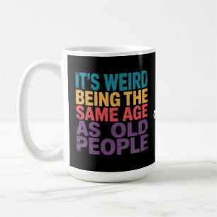 Taza De Café Es raro tener la misma edad que la gente mayor Div