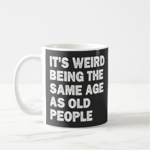 Taza De Café Es raro tener la misma edad que la gente mayor Div