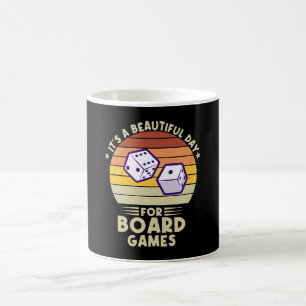 Taza De Café Es un bello día para los juegos de mesa divertido