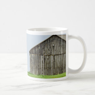 Taza De Café Escena De Barn Con El Tractor Cerrado