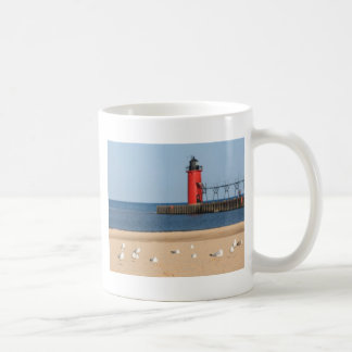 Taza De Café Escena de la playa con las gaviotas y el faro