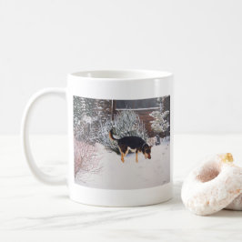 Taza De Café Escena de nieve de invierno con perro negro lindo 
