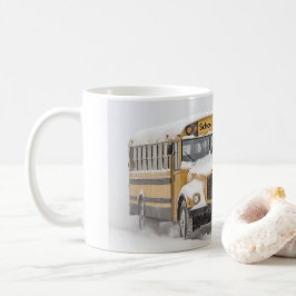 Taza De Café Escena invernal con un autobús escolar amarillo