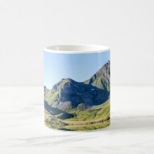 Taza De Café Escenario acuático de árboles de montaña de otoño 