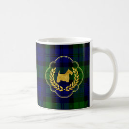 Taza De Café Escocés y guirnalda del oro en la tela escocesa