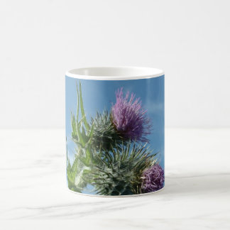 Taza de café escocesa del cardo del cielo azul