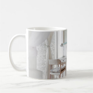 TAZA DE CAFÉ ESCRITORIO VACÍO CERCA DE LA CORTINA