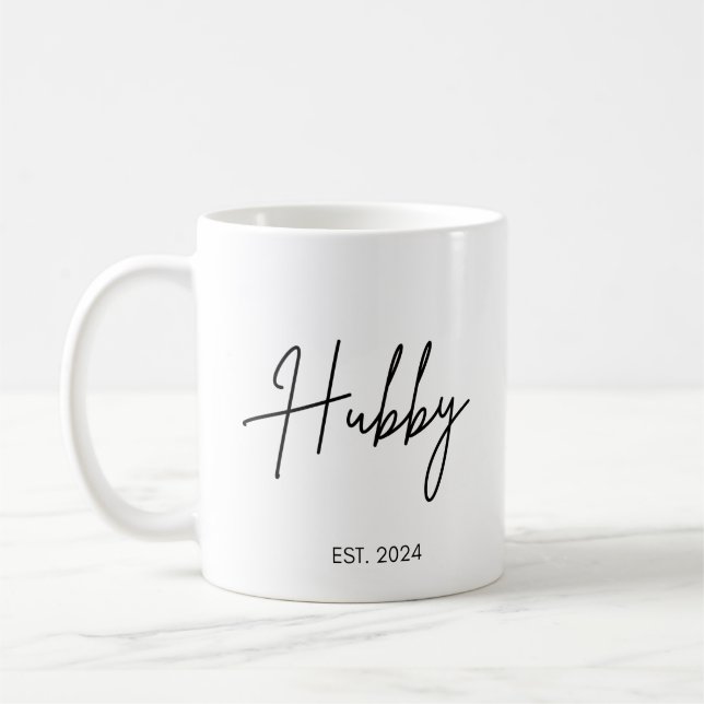 Taza De Café Escritura a mano Simple Hubby Wifey Boda de fecha  (Izquierda)