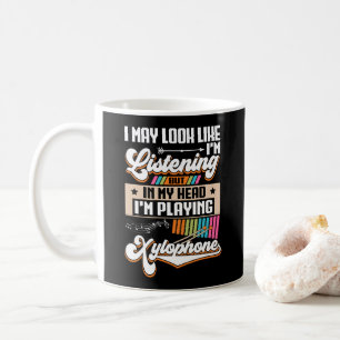 Taza De Café Escuchando divertida en mi cabeza estoy jugando Xi