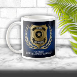 Taza De Café Escudo de oficiales de policía personalizado<br><div class="desc">Manejo de un oficial de policía con una insignia cubierta con una corona de laurel de oro,  con personalización. Perfecto para cumpleaños,  promociones,  graduación o retiro.</div>