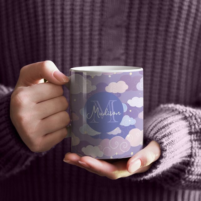 Taza De Café Espectacular patrón de nubes pasteles y estrellas (Whimsical Purple Sky & Clouds Mug with Monogram)