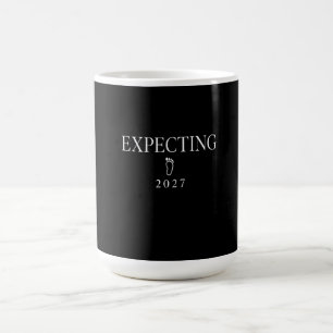 Taza De Café Esperando 2027   Diseño de anuncio de bebé