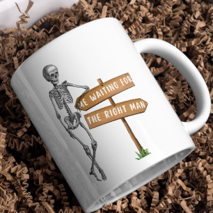 Taza De Café Esperando al hombre correcto y gracioso soltero