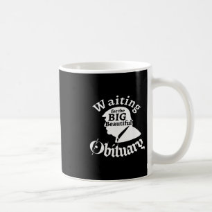 Taza De Café Esperando el gran obituario hermoso Trump divertid