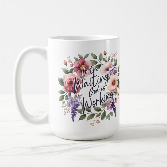 Taza De Café Esperando que Dios esté trabajando en el cristiani (Izquierda)