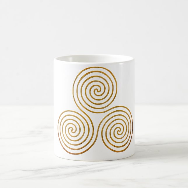 Taza De Café espiral triple celta - oro antiguo de OneLine (Centro)