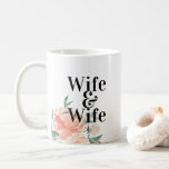 Taza De Café Esposa floral de color Rubor de primavera y esposa<br><div class="desc">Mug boda conmemorativa; tipo simple clásico en blanco sobre negro con flor de manantial de acuarela,  o personalizar el color de la taza con fondo. Versión alternativa con fecha disponible.</div>