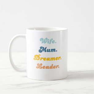 Taza De Café Esposa Mamá Soñadora Líder Tipografía Retro Groovy