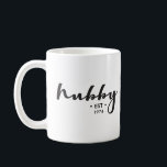 Taza De Café Esposo personalizado, año de establecimiento aquí,<br><div class="desc">Personalicé esta taza con el año de aniversario establecido. La elegante escritura con texto personalizado hace un regalo reflexivo.

*Por favor,  no dude en contactarme si necesita ayuda con mis diseños. Es bastante fácil transferir un estilo existente a otro producto de Zazzle,  solo dígame. ¡Estoy encantado de ayudar! :)</div>