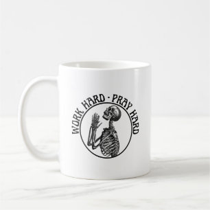 TAZA DE CAFÉ ESQUELETO ORANDO TRABAJA DURO REZA DURO TEXTO NEGR