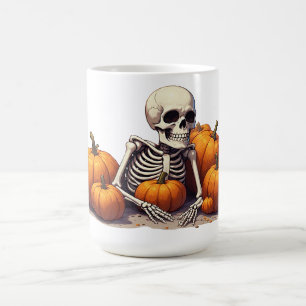 Taza De Café Esqueleto relajándose en el parche de calabazas de