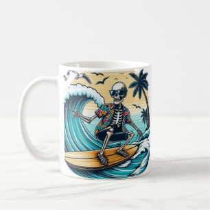 Taza De Café Esqueleto surfeando en una playa