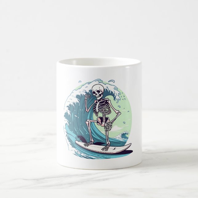 Taza De Café Esqueleto surfeando sobre las olas (Centro)