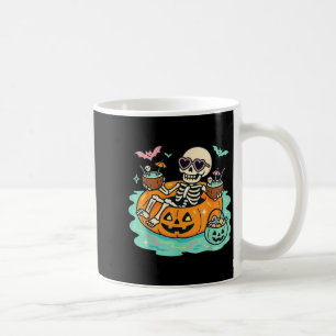 Taza De Café Esqueleto veraniego en la piscina de flotación de