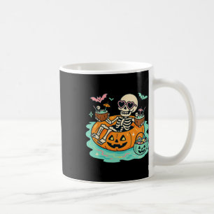 Taza De Café Esqueleto veraniego en la piscina de flotación de
