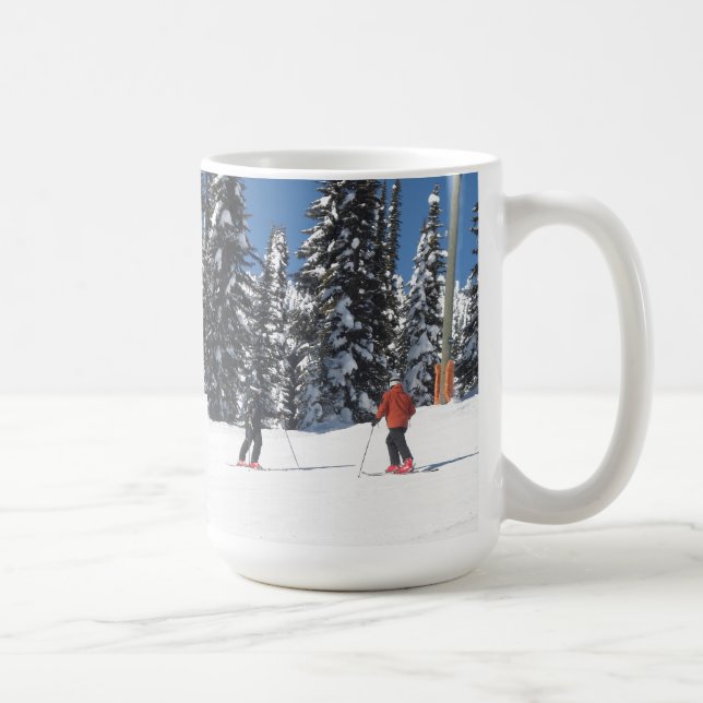 Taza De Café Esquiadores en una pendiente nevada (Derecha)