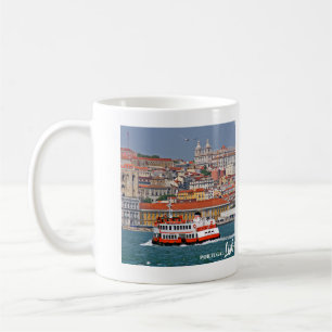 Taza De Café Esquina de Lisboa con el antiguo ferry en el río T