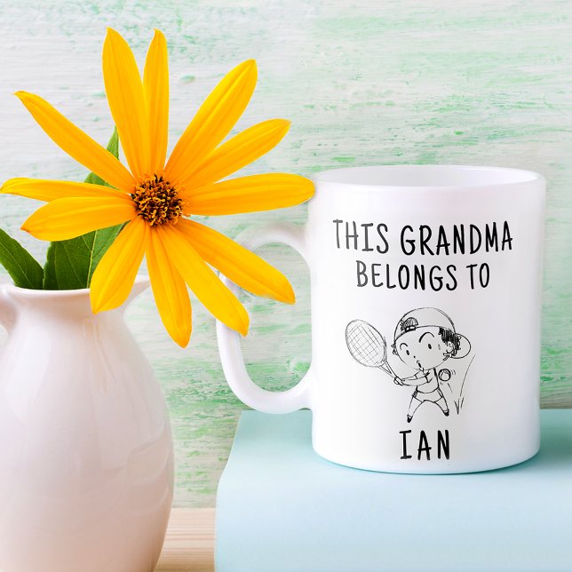 Taza De Café Esta abuela pertenece a | Gracioso regalo Café Mug (Subido por el creador)