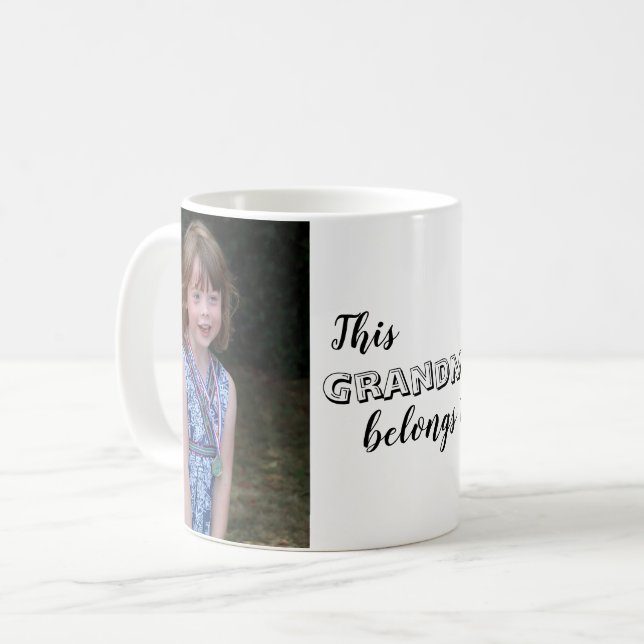 Taza De Café Esta abuela pertenece a una foto Personalizado (Anverso izquierdo)