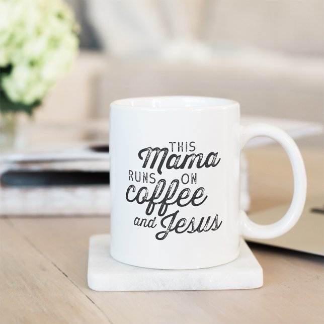 Taza De Café Esta mamá corre en café y Jesús (Subido por el creador)
