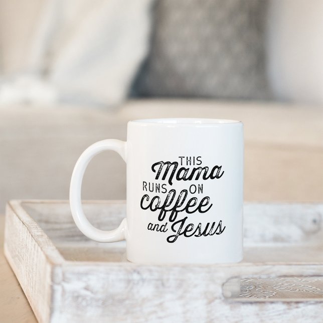 Taza De Café Esta mamá corre en café y Jesús (Subido por el creador)