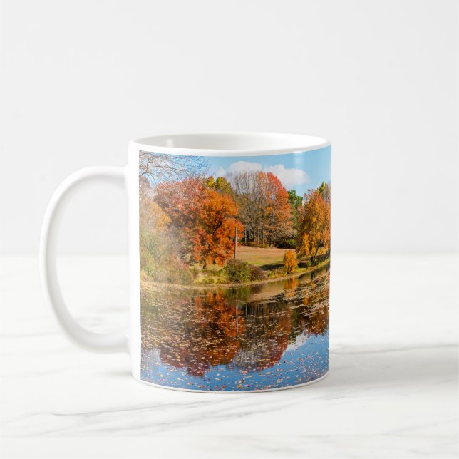 Taza De Café Estanque rodeado de coloridos Árboles caducifolios (Izquierda)