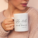 Taza De Café Estar quieto y saber<br><div class="desc">Manténganse quietos y sepan que soy Dios,  inspiradora cita religiosa de Salmo 46:10. Color del texto del personalizable.</div>