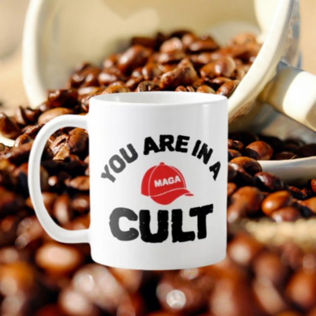 Taza De Café ¡Estás En Un Culto! | Mug Anti-MAGA Classic (Subido por el creador)