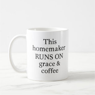 Taza De Café "Este ama de casa corre por la gracia y el café"