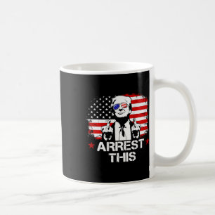 Taza De Café Este Trump canta a favor de la bandera de Trump en