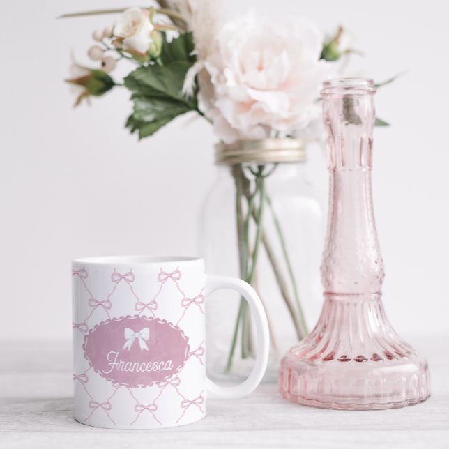 Taza De Café Estilo Abuelo de Bow Rosado de bonito (Pretty pink bow mug with name on front and back with crest name plate and white bow)