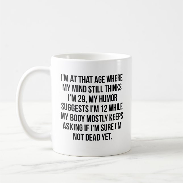 TAZA DE CAFÉ ESTOY A ESA EDAD DONDE MI MENTE SIGUE PENSANDO QUE (Izquierda)